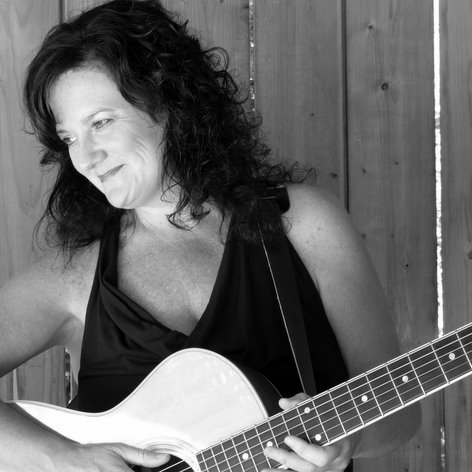 square with guitar b+w